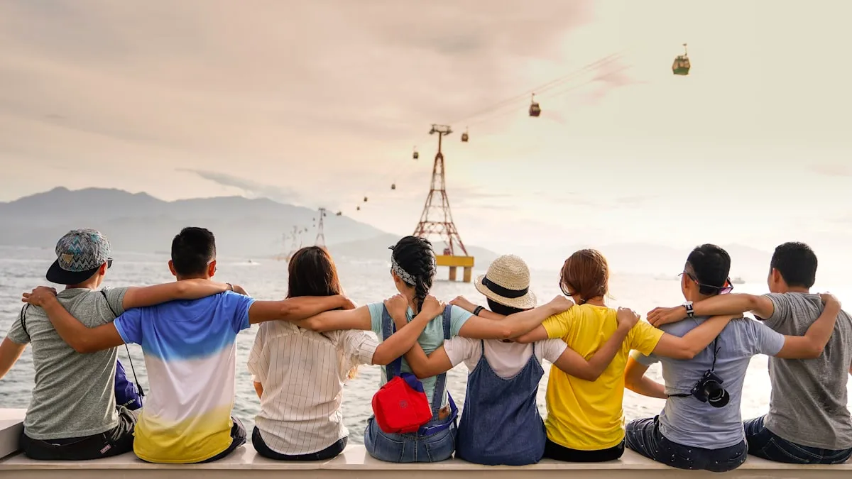 Personas riendo y hablando al aire libre — recuperar vínculos como parte del tratamiento