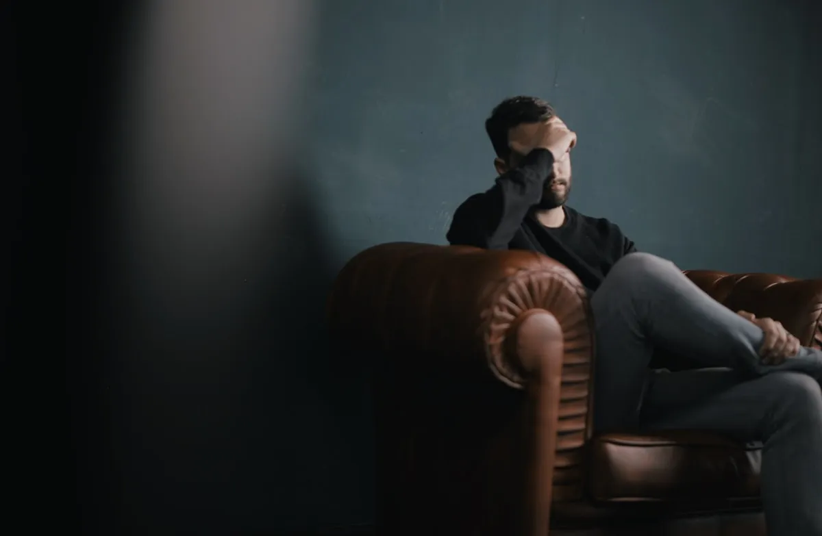 Persona en calma — habituación tras exposición sin respuesta compulsiva