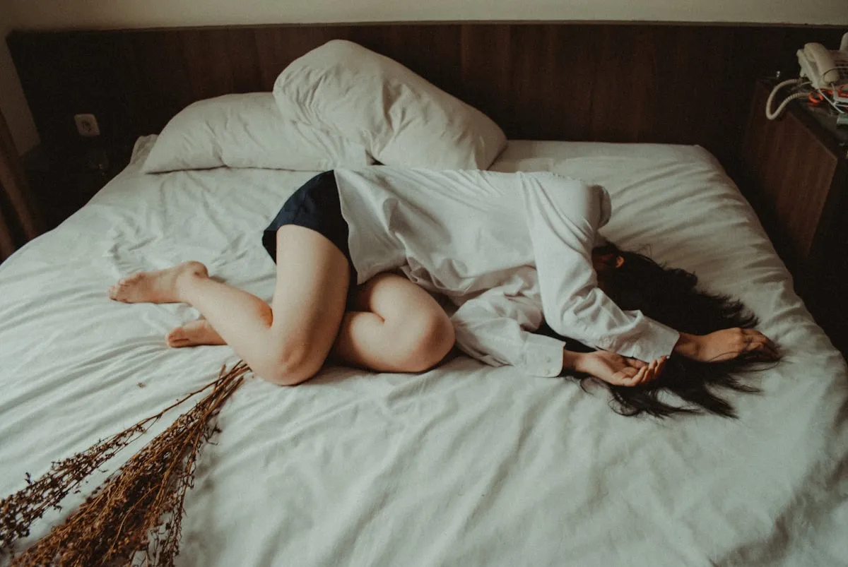 Mujer tumbada en la cama, representando la inactividad en la depresión