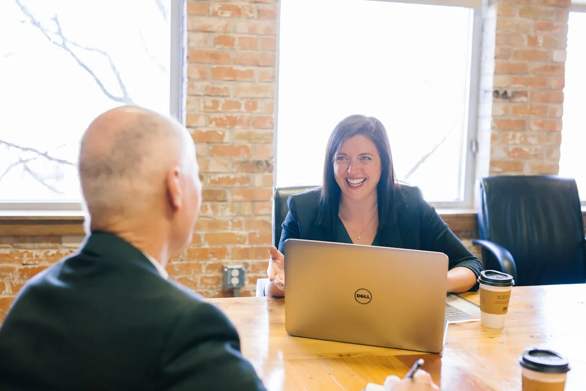Dos mujeres en sesión de psicoterapia